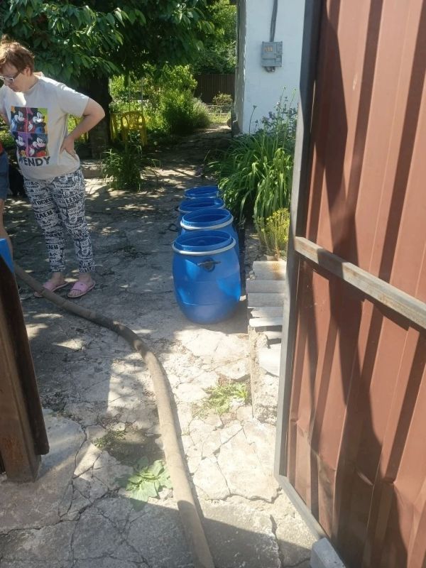 В Кировском внутригородском районе при поддержке региона-шефа Московская область продолжается подвоз воды для жителей домов, в которые в установленный графиком день не поступила вода В Кировском внутригородском районе при поддержке региона-шефа Московская область продолжается подвоз воды для жителей домов, в которые в установленный графиком день не поступила вода