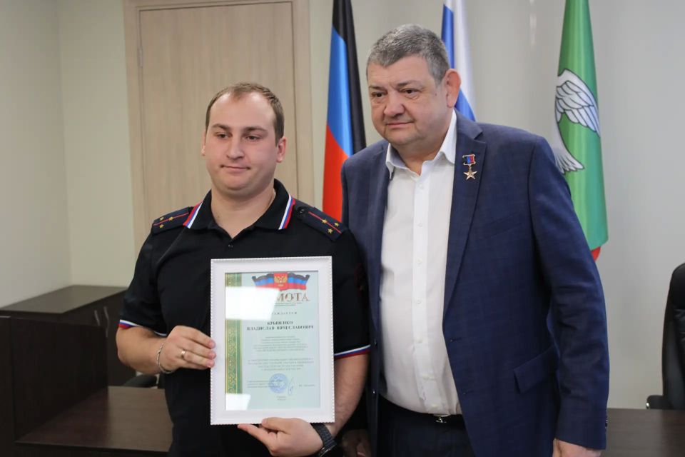 Иван Приходько: Сегодня в Горловке состоялось торжественное мероприятие, в рамках которого я выразил признательность сотрудникам правоохранительных органов и вручил им заслуженные награды Иван Приходько: Сегодня в Горловке состоялось торжественное мероприятие, в рамках которого я выразил признательность сотрудникам правоохранительных органов и вручил им заслуженные награды