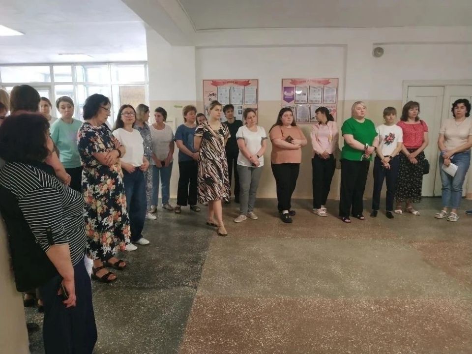Михаил Меренков: Заместитель руководителя Управы Буденновского внутригородского района Администрации городского округа Донецк Геннадий Хоменок провел встречу с коллективом ГБОУ Школа 120 г.о. Донецк" и жителями района