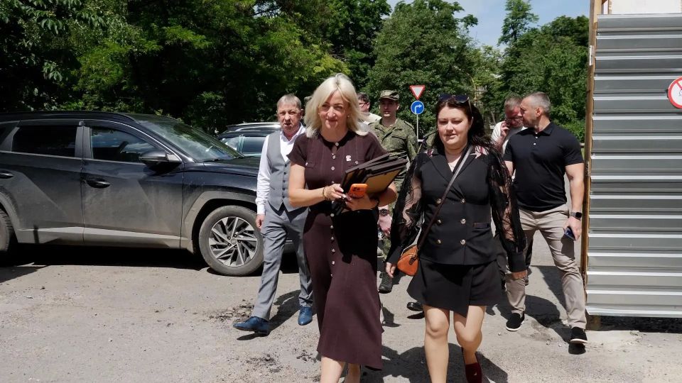 Встретился с депутатами Ясиноватского городского совета и депутатами Народного Совета ДНР от фракции «Единой России», которые посетили Ясиноватую вместе с гостями нашего округа – сотрудниками Главного военного следственного... Встретился с депутатами Ясиноватского городского совета и депутатами Народного Совета ДНР от фракции «Единой России», которые посетили Ясиноватую вместе с гостями нашего округа – сотрудниками Главного военного следственного...