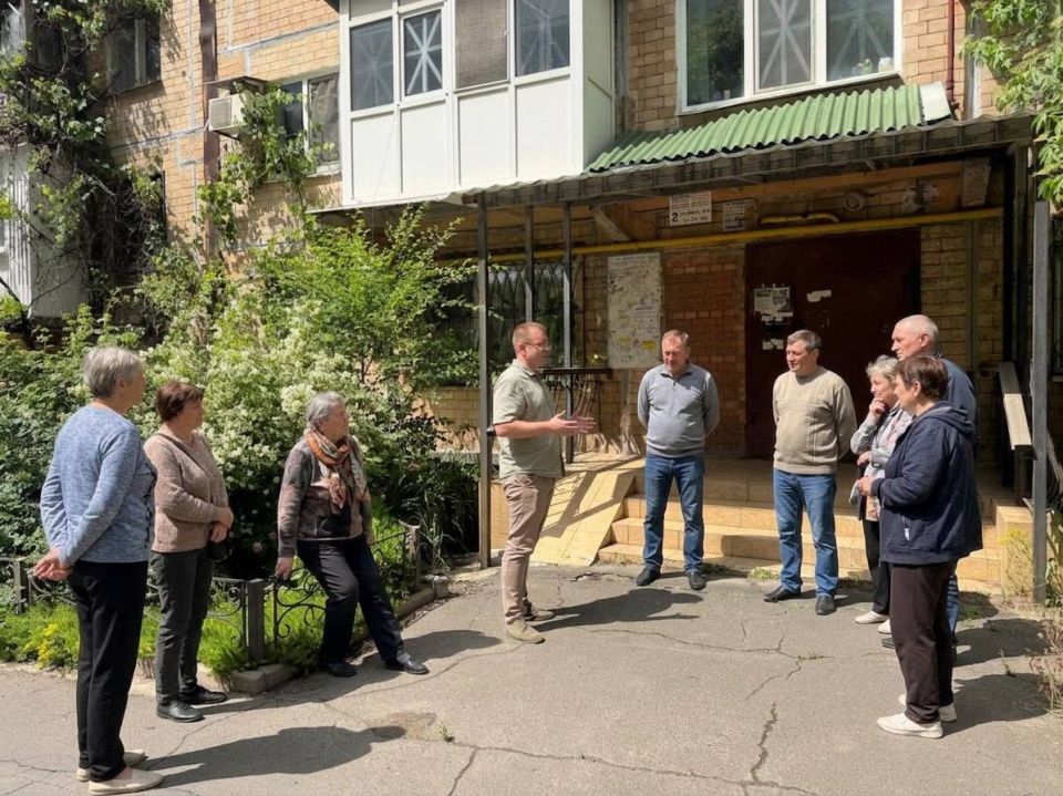 9 июня, управляющий делами Управы Ворошиловского внутригородского района Администрации городского округа Донецк Тарасов Никита встретился с населением