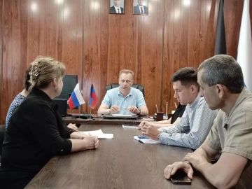 Сегодня провел еженедельное аппаратное совещание с начальниками отделов, секторов и структурных подразделений Администрации округа