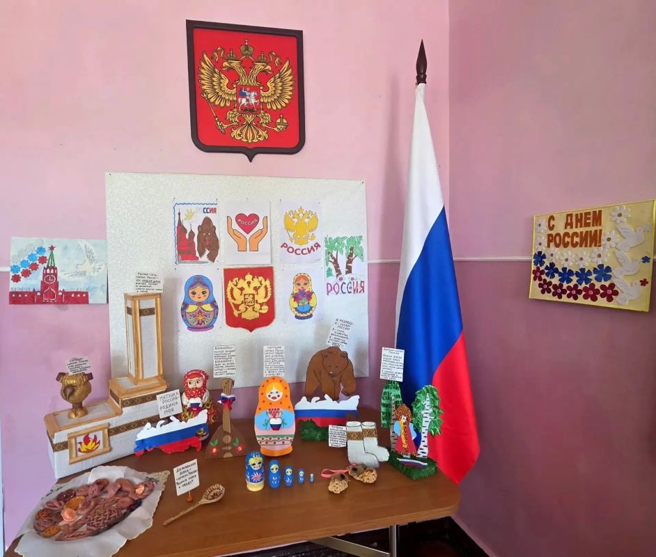 «Символы России» -выставка кружка «Умелые руки» «Символы России» -выставка кружка «Умелые руки»