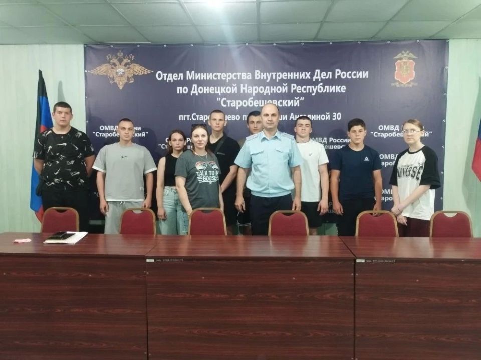 Полицейские провели профориентационную встречу со школьниками