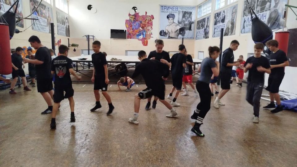 В рамках республиканской акции «Спортивный Донбасс» в Амвросиевском клубе «Ринг» прошел мастер-класс по боксу В рамках республиканской акции «Спортивный Донбасс» в Амвросиевском клубе «Ринг» прошел мастер-класс по боксу