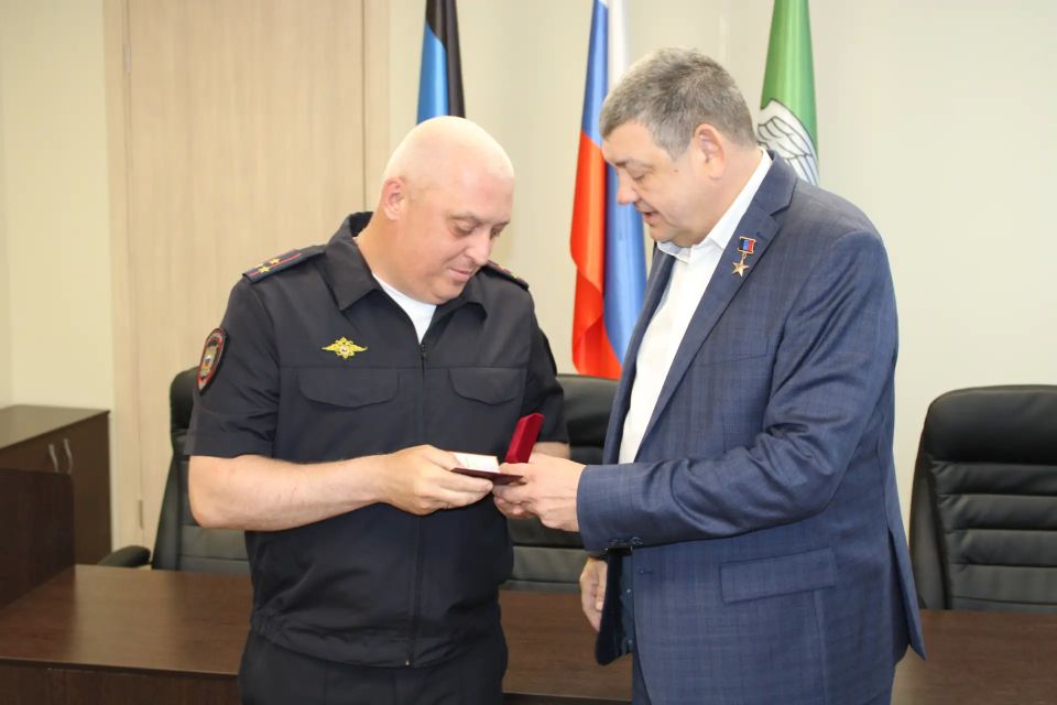 Иван Приходько: Сегодня в Горловке состоялось торжественное мероприятие, в рамках которого я выразил признательность сотрудникам правоохранительных органов и вручил им заслуженные награды Иван Приходько: Сегодня в Горловке состоялось торжественное мероприятие, в рамках которого я выразил признательность сотрудникам правоохранительных органов и вручил им заслуженные награды