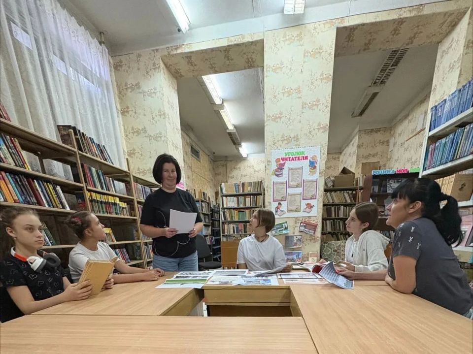 Каждый из нас рос со стихами Пушкина, его сказки нам читали родители и мы, еще не зная букв, запоминали их наизусть Каждый из нас рос со стихами Пушкина, его сказки нам читали родители и мы, еще не зная букв, запоминали их наизусть