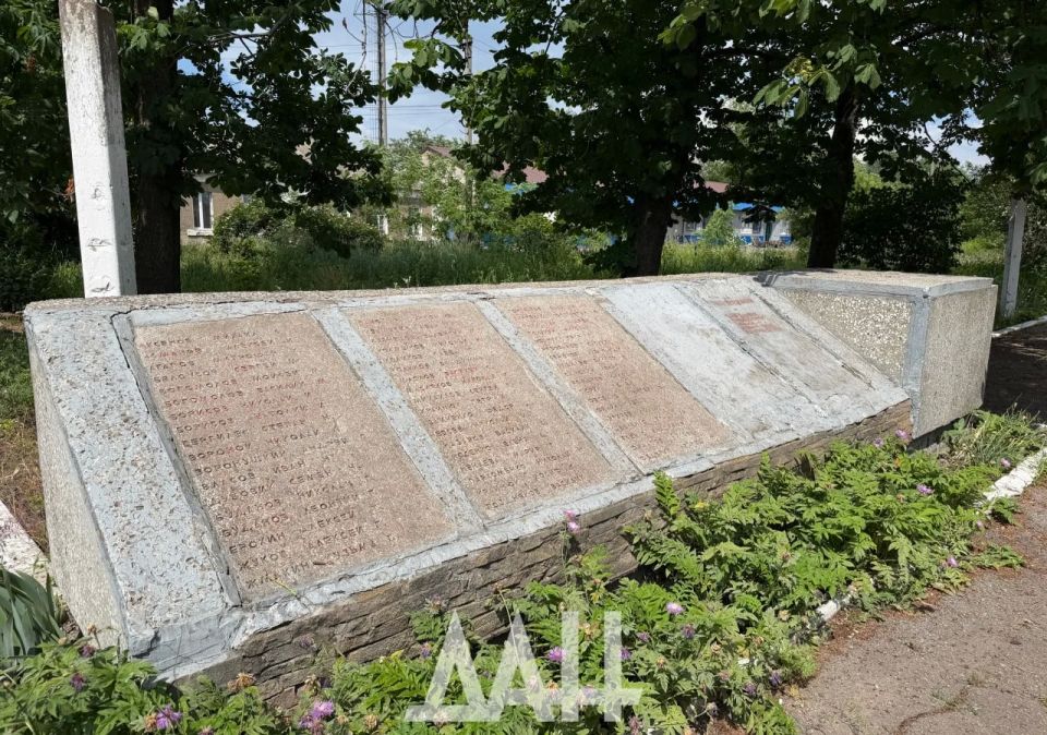 Братская могила освободителей Донецка и памятный знак погибшим землякам из поселка шахты "6 Капитальная" Братская могила освободителей Донецка и памятный знак погибшим землякам из поселка шахты "6 Капитальная"