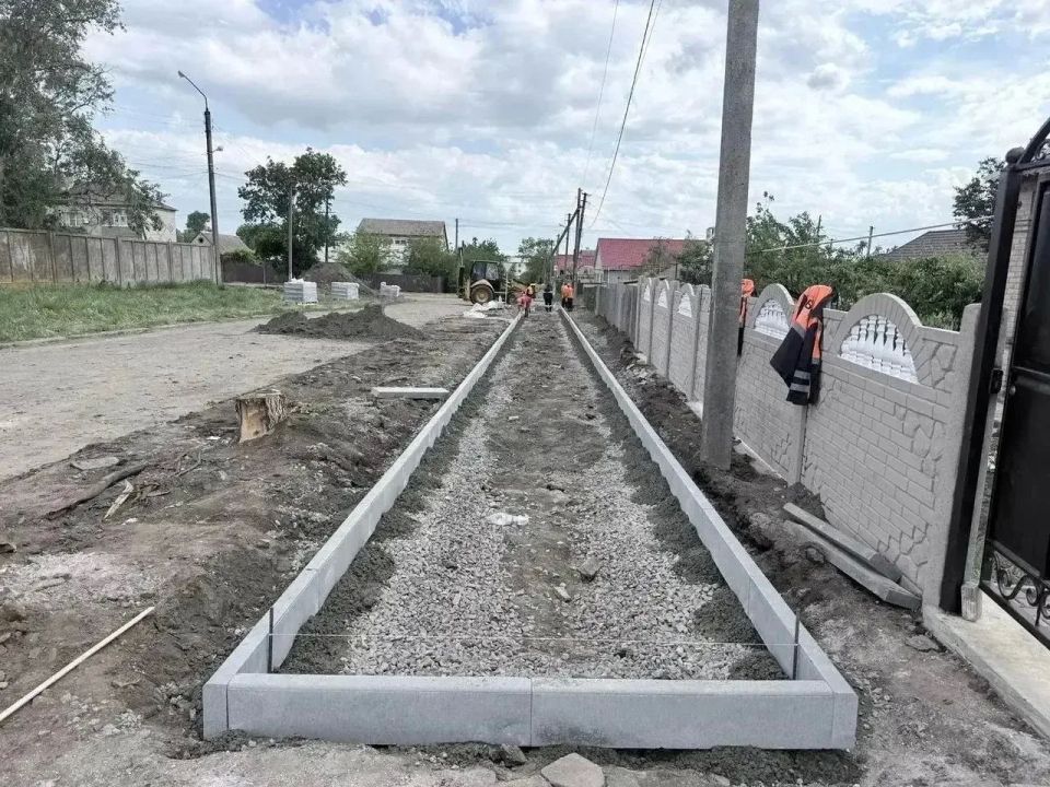 Глава ДНР Денис Владимирович Пушилин провёл оперативное совещание, в ходе которого поставил амбициозные, такие нужные нам задачи: до конца года восстановить более 900 километров дорог, а к 2030 году – три с половиной тысячи... Глава ДНР Денис Владимирович Пушилин провёл оперативное совещание, в ходе которого поставил амбициозные, такие нужные нам задачи: до конца года восстановить более 900 километров дорог, а к 2030 году – три с половиной тысячи...