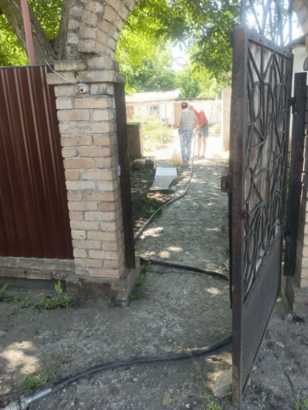 В Кировском внутригородском районе при поддержке региона-шефа Московская область продолжается подвоз воды для жителей домов, в которые в установленный графиком день не поступила вода В Кировском внутригородском районе при поддержке региона-шефа Московская область продолжается подвоз воды для жителей домов, в которые в установленный графиком день не поступила вода