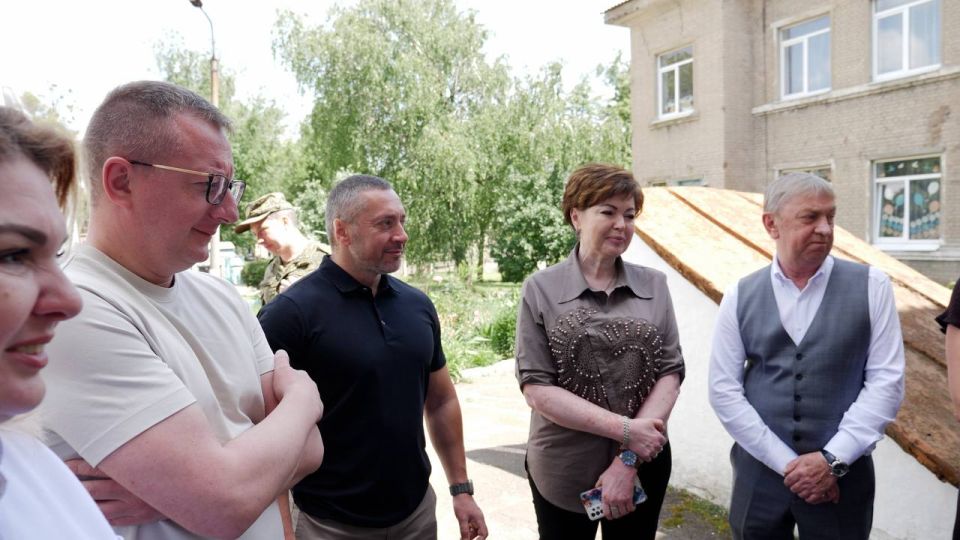 На днях глава Ясиноватского муниципального округа Николай Руппель совместно с депутатами муниципального совета и депутатами Народного Совета ДНР от фракции «Единой России», с сотрудниками Главного военного следственного... На днях глава Ясиноватского муниципального округа Николай Руппель совместно с депутатами муниципального совета и депутатами Народного Совета ДНР от фракции «Единой России», с сотрудниками Главного военного следственного...