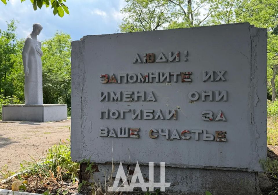 Братская могила освободителей Донецка и памятный знак погибшим землякам из поселка шахты "6 Капитальная" Братская могила освободителей Донецка и памятный знак погибшим землякам из поселка шахты "6 Капитальная"