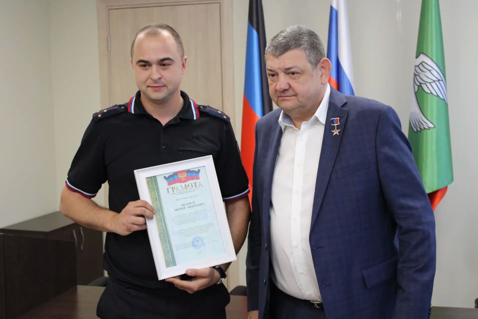 Иван Приходько: Сегодня в Горловке состоялось торжественное мероприятие, в рамках которого я выразил признательность сотрудникам правоохранительных органов и вручил им заслуженные награды Иван Приходько: Сегодня в Горловке состоялось торжественное мероприятие, в рамках которого я выразил признательность сотрудникам правоохранительных органов и вручил им заслуженные награды