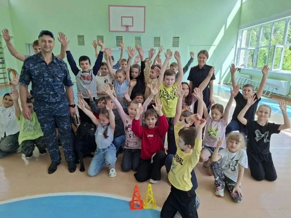 Транспортная полиция Донецка провела познавательное мероприятие для школьников в рамках акции «Каникулы с общественным советом» Транспортная полиция Донецка провела познавательное мероприятие для школьников в рамках акции «Каникулы с общественным советом»