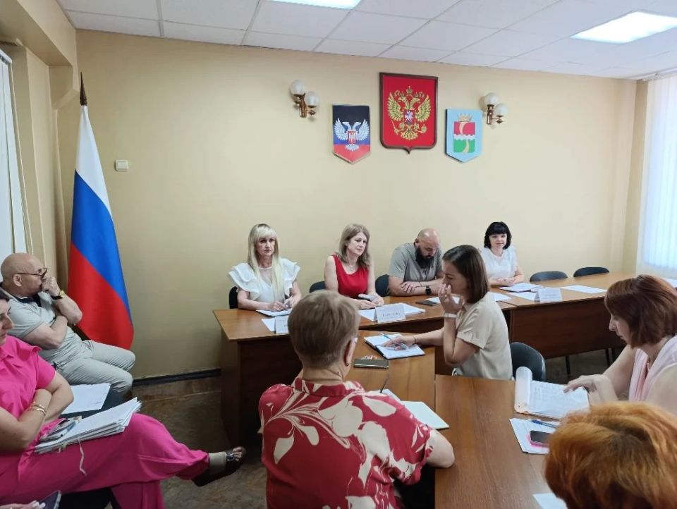 На еженедельном аппаратном совещании с начальниками управлений, отделов, секторов администрации округа и руководителями учреждений рассмотрели ряд вопросов На еженедельном аппаратном совещании с начальниками управлений, отделов, секторов администрации округа и руководителями учреждений рассмотрели ряд вопросов