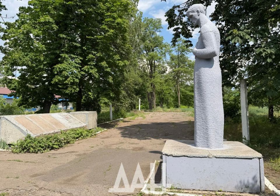 Братская могила освободителей Донецка и памятный знак погибшим землякам из поселка шахты "6 Капитальная" Братская могила освободителей Донецка и памятный знак погибшим землякам из поселка шахты "6 Капитальная"