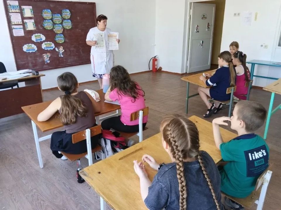 Медицинские сестры кабинета по оказанию медицинской помощи несовершеннолетним продолжают проводить беседу с детьми посещающими пришкольный летний лагерь школ, на тему: "Осторожно: ЖАРА!" Медицинские сестры кабинета по оказанию медицинской помощи несовершеннолетним продолжают проводить беседу с детьми посещающими пришкольный летний лагерь школ, на тему: "Осторожно: ЖАРА!"