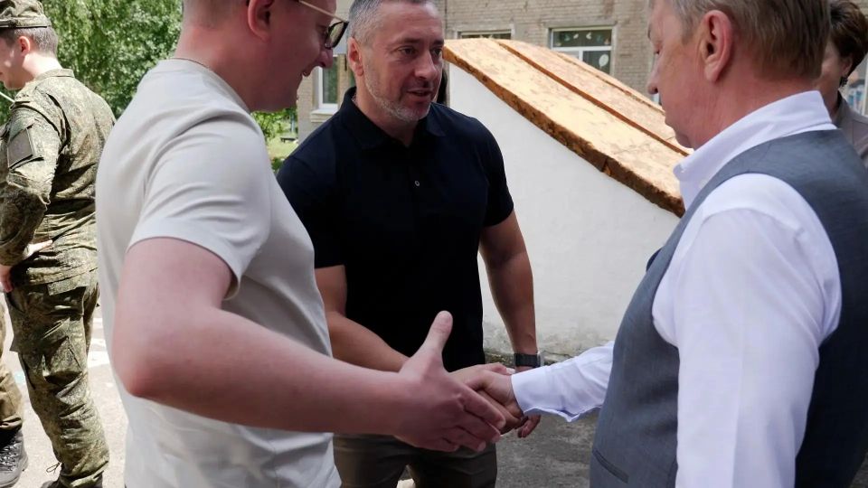 Встретился с депутатами Ясиноватского городского совета и депутатами Народного Совета ДНР от фракции «Единой России», которые посетили Ясиноватую вместе с гостями нашего округа – сотрудниками Главного военного следственного... Встретился с депутатами Ясиноватского городского совета и депутатами Народного Совета ДНР от фракции «Единой России», которые посетили Ясиноватую вместе с гостями нашего округа – сотрудниками Главного военного следственного...