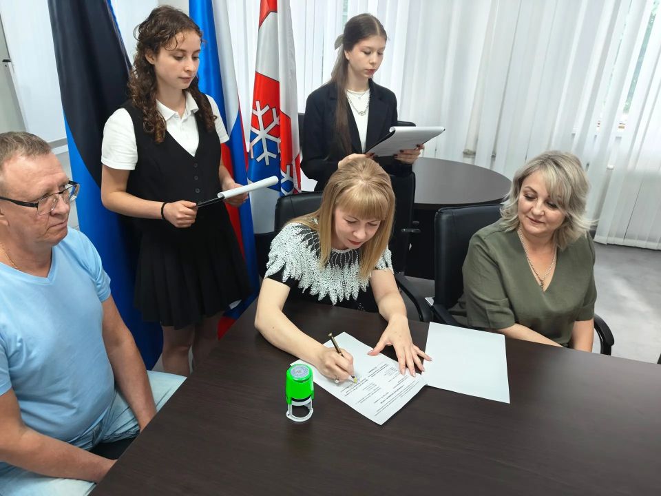 Школа №2 Снежного заключила договор о сотрудничестве с Кинельским районом Школа №2 Снежного заключила договор о сотрудничестве с Кинельским районом