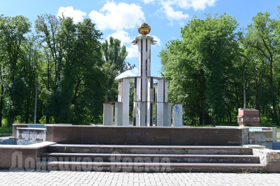Вместо моря роз трава по пояс: парк Железнодорожников в Ясиноватой так и не восстановили Вместо моря роз трава по пояс: парк Железнодорожников в Ясиноватой так и не восстановили