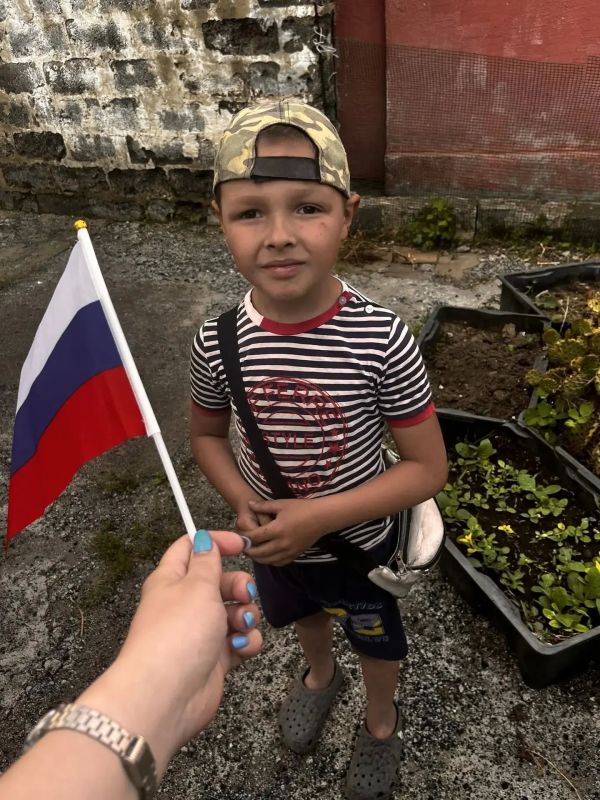 10 июня, в преддверии Дня России, МБУ клуб "Шахтёр " принял активное участие в патриотической акции по раздаче флажков "Российский триколор" 10 июня, в преддверии Дня России, МБУ клуб "Шахтёр " принял активное участие в патриотической акции по раздаче флажков "Российский триколор"
