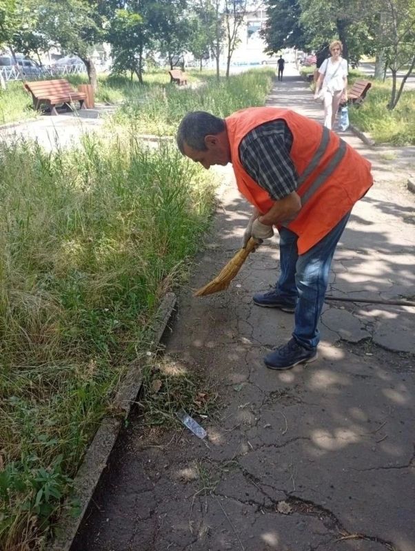 Коммунальщики Снежного продолжают благоустраивать территории общего пользования Коммунальщики Снежного продолжают благоустраивать территории общего пользования