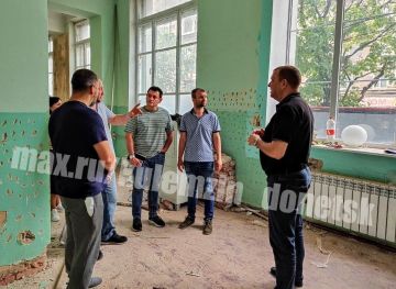 Заместитель главы администрации городского округа Донецк ознакомился с ходом ремонтных работ в шахматно-шашечном клубе г. Донецка