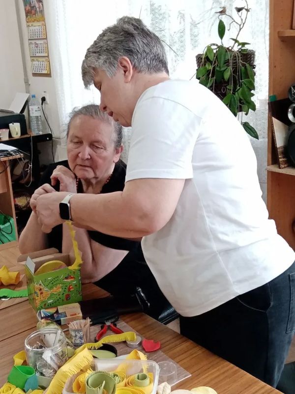 Мастер-класс в Центре социального обслуживания: брошь-одуванчик из фоамирана