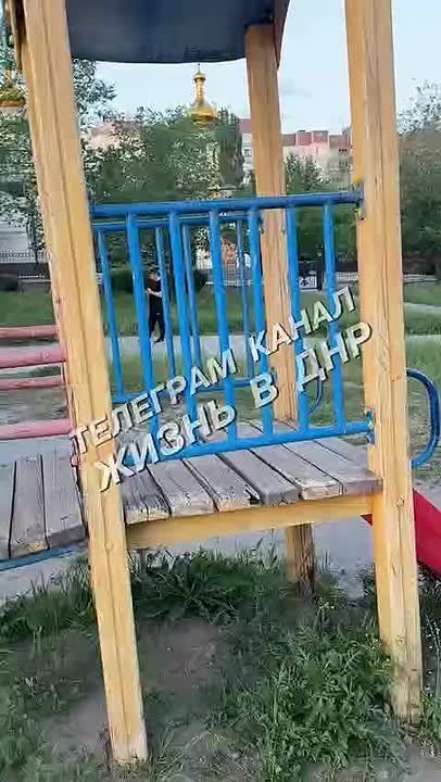Ребенок получил раны, катаясь на детской площадке