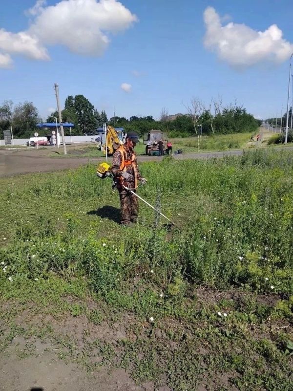 Коммунальщики Снежного продолжают благоустраивать территории общего пользования Коммунальщики Снежного продолжают благоустраивать территории общего пользования