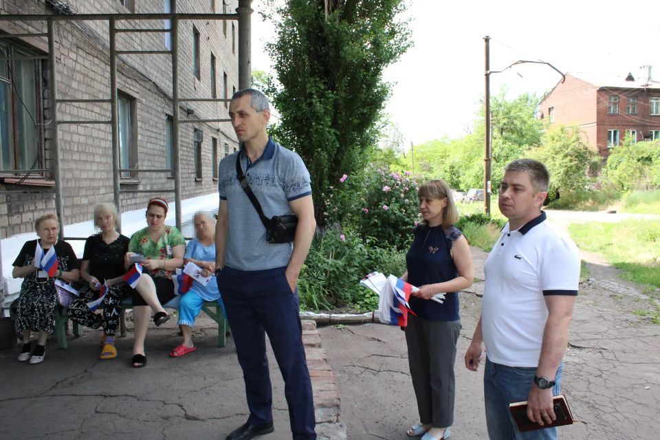 Сегодня в общежитии г. Енакиево первый заместитель Главы Администрации округа Олег Берзения провел встречу с эвакуированными гражданами Краснолиманщины Сегодня в общежитии г. Енакиево первый заместитель Главы Администрации округа Олег Берзения провел встречу с эвакуированными гражданами Краснолиманщины