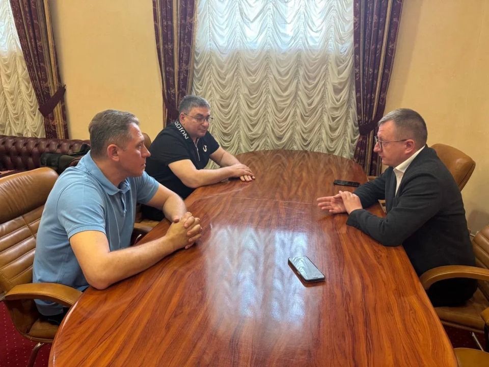 Развитие промышленности Республики: Виктор Николаенко встретился с выпускниками профучилищ и инвестором Докучаевска Развитие промышленности Республики: Виктор Николаенко встретился с выпускниками профучилищ и инвестором Докучаевска