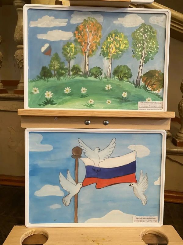 Сегодня, в Зугрэсском городском Дворце культуры заработала выставка рисунков студии изобразительного и декоративно-прикладного искусства «Акварельки» и студии народного творчества «Гармония» - «Россия — Родина моя»... Сегодня, в Зугрэсском городском Дворце культуры заработала выставка рисунков студии изобразительного и декоративно-прикладного искусства «Акварельки» и студии народного творчества «Гармония» - «Россия — Родина моя»...