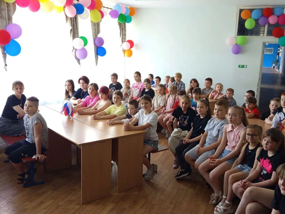 К нам лето жаркое пришло,. С собою праздник привело! К нам лето жаркое пришло,. С собою праздник привело!