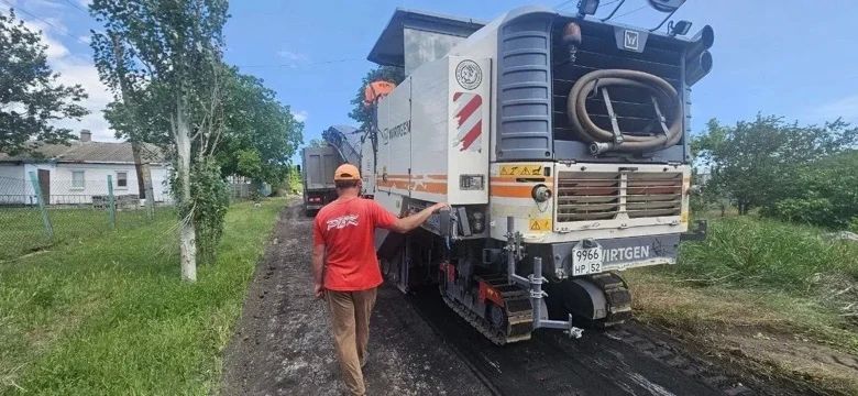 Нижегородские подрядчики обновляют еще одну дорогу в пгт Мангуш Нижегородские подрядчики обновляют еще одну дорогу в пгт Мангуш