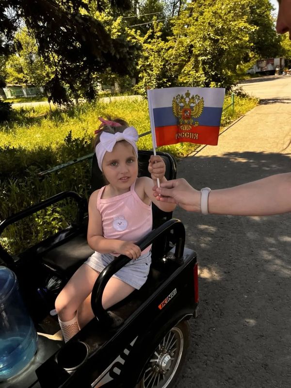 10 июня, в преддверии Дня России, МБУ клуб "Шахтёр " принял активное участие в патриотической акции по раздаче флажков "Российский триколор" 10 июня, в преддверии Дня России, МБУ клуб "Шахтёр " принял активное участие в патриотической акции по раздаче флажков "Российский триколор"