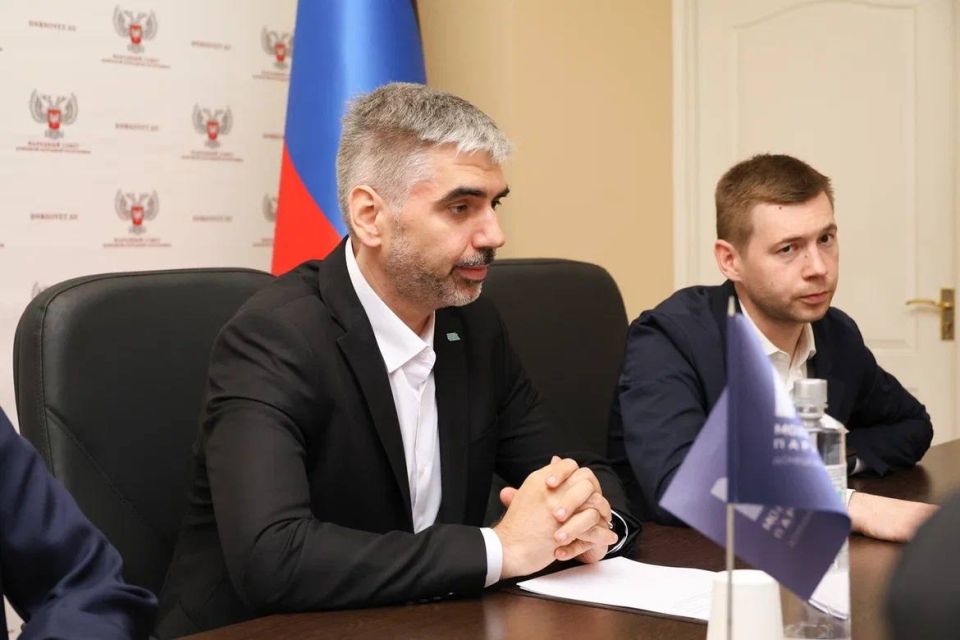 А вы что об этом думаете?. Вчера со старшими коллегами из Народного Совета ДНР провели совещание членов наших рабочих групп по законотворчеству и молодежным общественным приемным