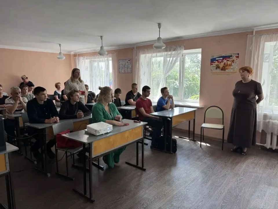 Развитие промышленности Республики: Виктор Николаенко встретился с выпускниками профучилищ и инвестором Докучаевска Развитие промышленности Республики: Виктор Николаенко встретился с выпускниками профучилищ и инвестором Докучаевска