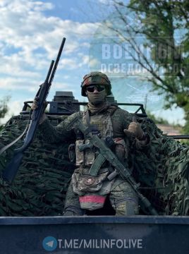 Боец с тактическим гладкоствольным самозарядным ружьём МР-155 из группы прикрытия транспорта где-то на Бахмутском направлении
