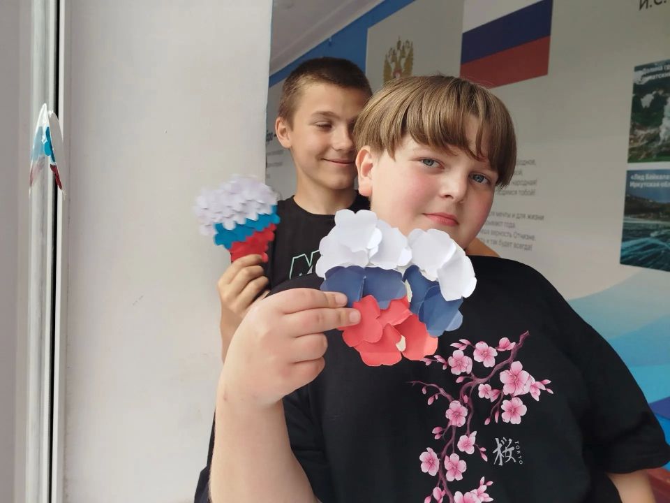 К нам лето жаркое пришло,. С собою праздник привело! К нам лето жаркое пришло,. С собою праздник привело!