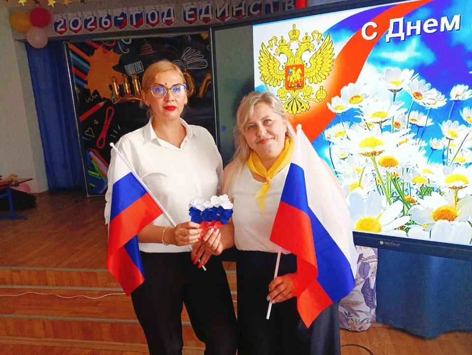 К нам лето жаркое пришло,. С собою праздник привело! К нам лето жаркое пришло,. С собою праздник привело!