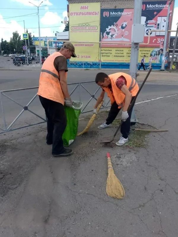 Коммунальщики Снежного продолжают благоустраивать территории общего пользования Коммунальщики Снежного продолжают благоустраивать территории общего пользования