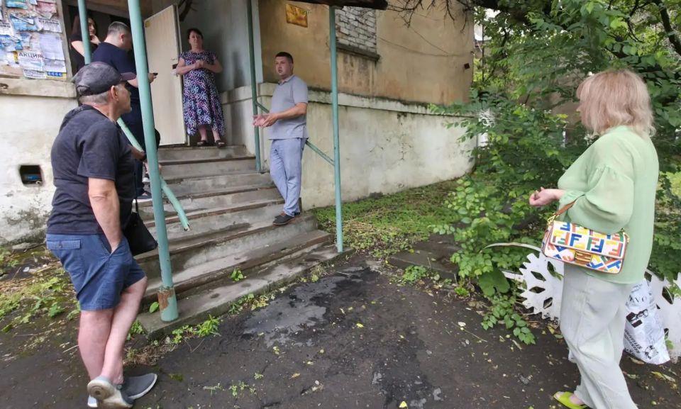 10 июня заместитель главы администрации городского округа Торез Александр Люлькович совместно с директором Торезского филиала Единого регионального фонда по управлению многоквартирными домами Игорем Шинкаревым, провел...