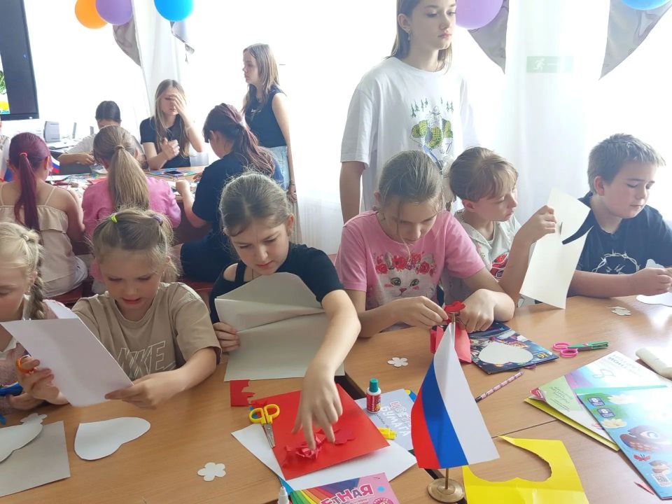 К нам лето жаркое пришло,. С собою праздник привело! К нам лето жаркое пришло,. С собою праздник привело!