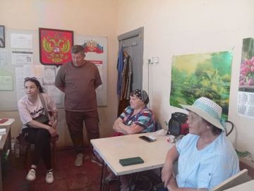 Начальник Белояровского территориального отдела Анатолий Курнышов провел встречу с работниками Белояровского селького клуба