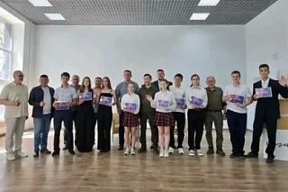 Глава Якутии Айсен Николаев поздравил золотых медалистов в школах Докучаевска