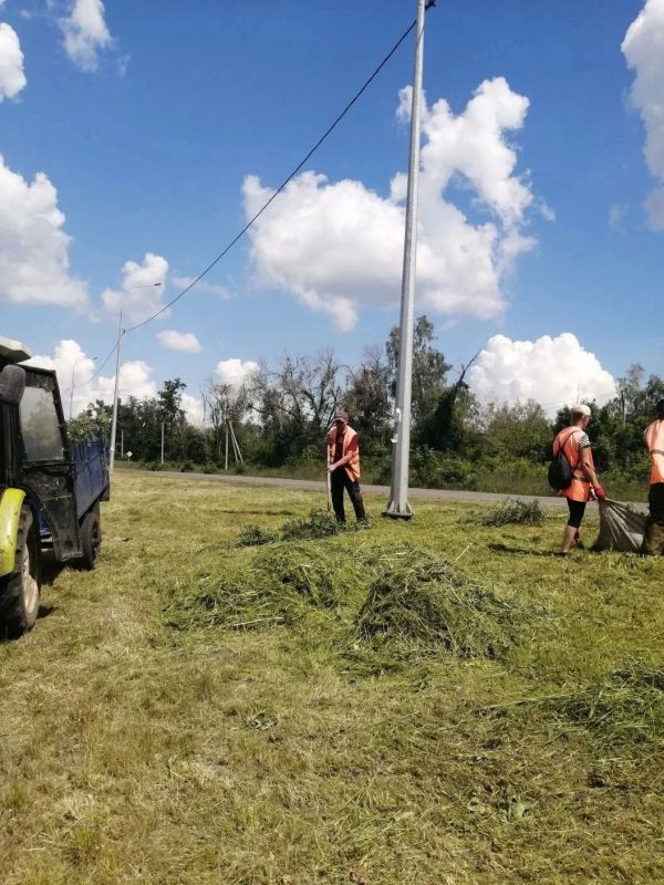 Коммунальщики Снежного продолжают благоустраивать территории общего пользования Коммунальщики Снежного продолжают благоустраивать территории общего пользования