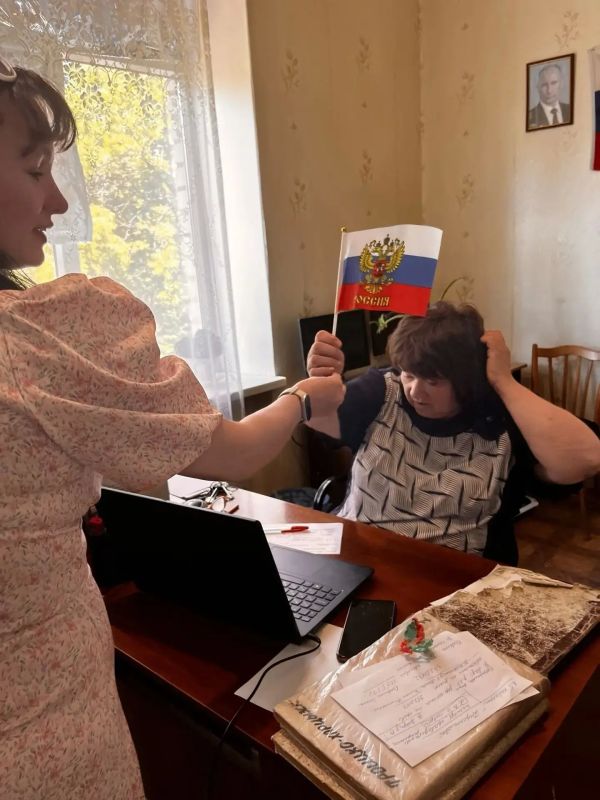 10 июня, в преддверии Дня России, МБУ клуб "Шахтёр " принял активное участие в патриотической акции по раздаче флажков "Российский триколор" 10 июня, в преддверии Дня России, МБУ клуб "Шахтёр " принял активное участие в патриотической акции по раздаче флажков "Российский триколор"