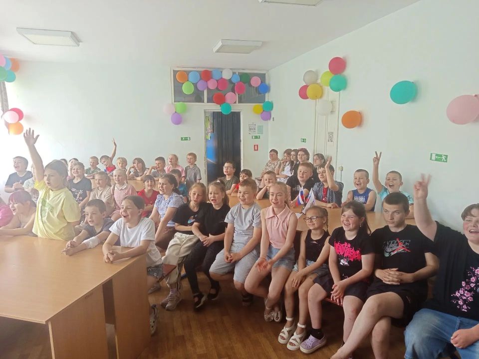 К нам лето жаркое пришло,. С собою праздник привело! К нам лето жаркое пришло,. С собою праздник привело!