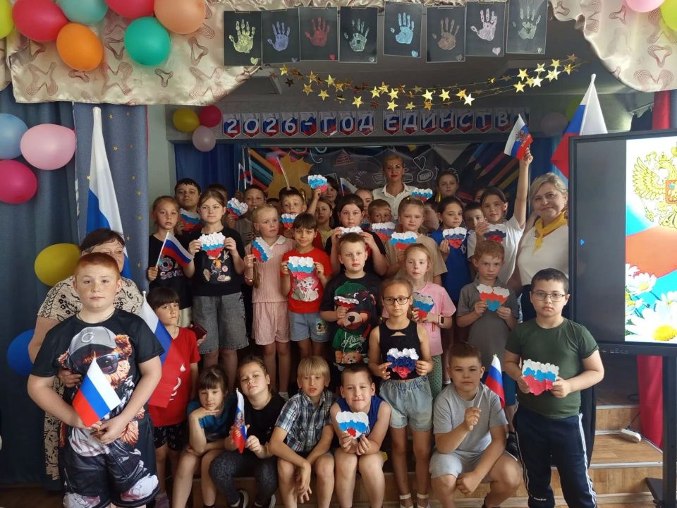 К нам лето жаркое пришло,. С собою праздник привело!